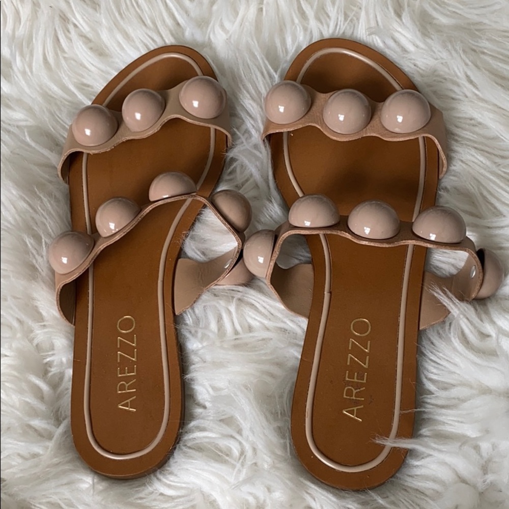 Elegant flat sandal.